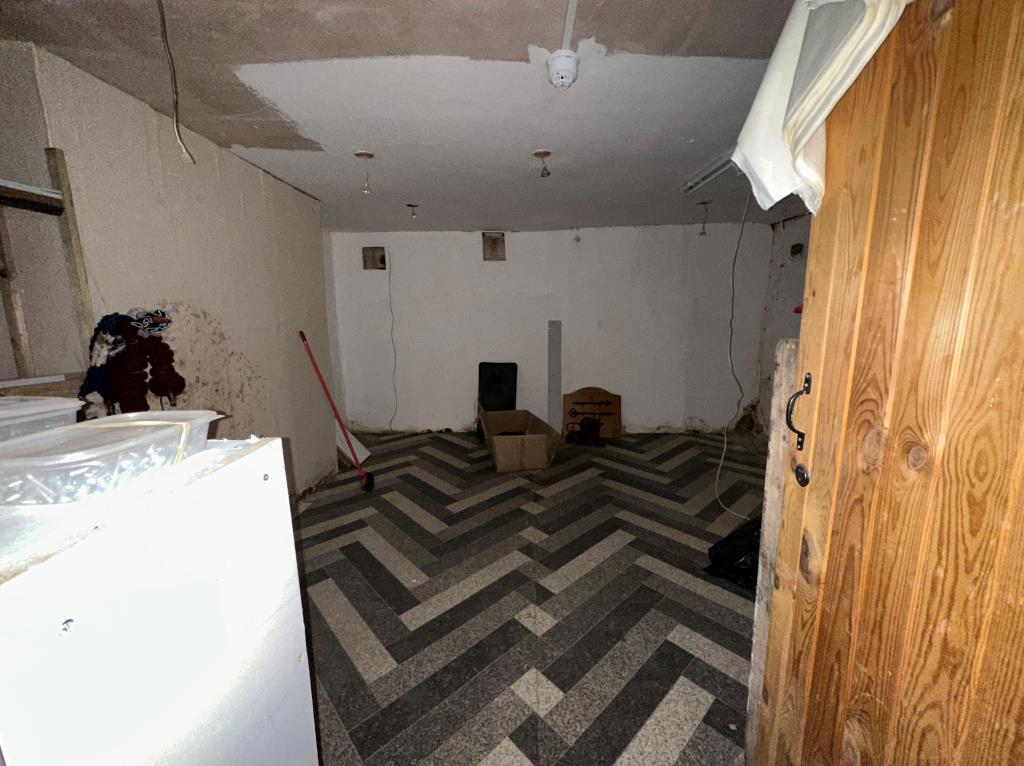 Lot: 42 - COMMERCIAL UNIT FOR INVESTMENT - Lower ground floor store room